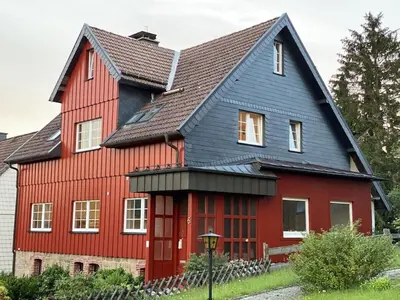 Das Gebäude in dem sich das Ferienhaus befindet