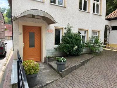 Das Gebäude in dem sich das Ferienhaus befindet