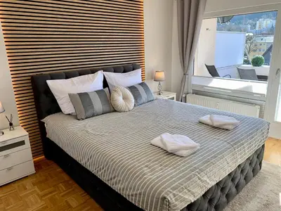 Ein Bett oder Betten in einem Zimmer der Unterkunft Bergliebe 6 mit großer Terrasse, Tiefgarage & Lift