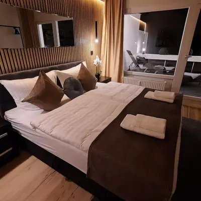 Ein Bett oder Betten in einem Zimmer der Unterkunft Bergliebe 5 mit großer Terrasse, Tiefgarage & Lift