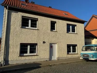 Das Gebäude in dem sich das Ferienhaus befindet
