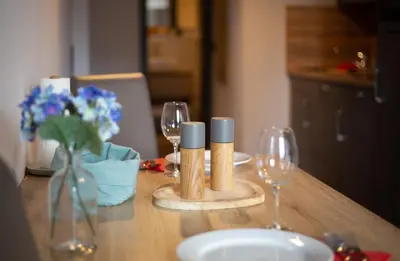 Getränke in der Unterkunft Chalet Bergzeit Family Wellness Suite