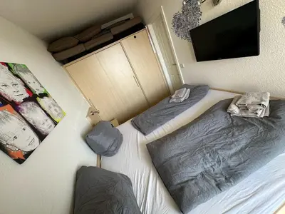 Ein Bett oder Betten in einem Zimmer der Unterkunft FeWo Insel der Erholung mit Pool & Sauna