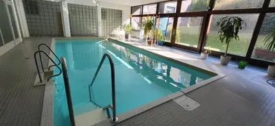 Der Swimmingpool an oder in der Nähe von Tiny Atelier Leihfahrräder Gratis Shuttleservice