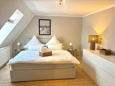 Ein Bett oder Betten in einem Zimmer der Unterkunft HyggeLiving - 94 qm - Blick auf Marktkirche - 65 Zoll TV - Hunde - NEU