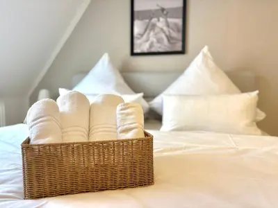 Ein Bett oder Betten in einem Zimmer der Unterkunft HyggeLiving - 94 qm - Blick auf Marktkirche - 65 Zoll TV - Hunde - NEU