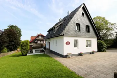 Das Gebäude in dem sich das Ferienhaus befindet