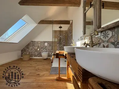 Ein Badezimmer in der Unterkunft HARZER HEALING CENTER 2025 Himmlische Landhauswohnung mit Fussbodenheizung,XXL Kochinsel,XXL Regendusche,Modern,Hochwertig,Persönlich,Vollausgestattet