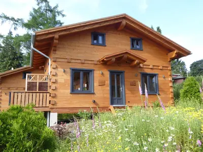 Das Gebäude in dem sich das Ferienhaus befindet