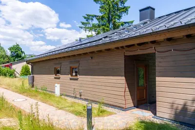 Das Gebäude in dem sich das Ferienhaus befindet