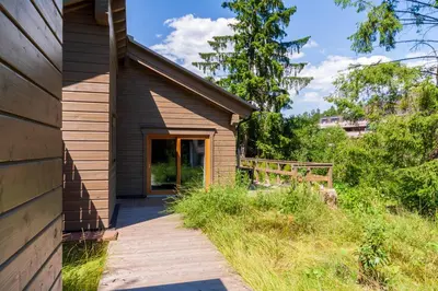 Das Gebäude in dem sich das Ferienhaus befindet