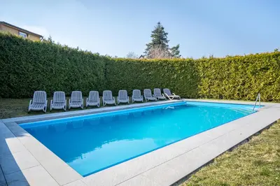 Der Swimmingpool an oder in der Nähe von Elementa Lodges Green Suites