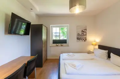 Ein Bett oder Betten in einem Zimmer der Unterkunft Ferienwohnung Hexenwerk mit Balkon