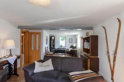 Ein Sitzbereich in der Unterkunft Ferienhaus Lauwenhaus mit Sauna und eingezäunten Garten