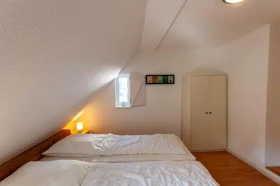 Ein Bett oder Betten in einem Zimmer der Unterkunft Ferienhaus Lauwenhaus mit Sauna und eingezäunten Garten