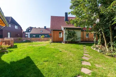 Ein Garten an der Unterkunft Ferienhaus Lauwenhaus mit Sauna und eingezäunten Garten
