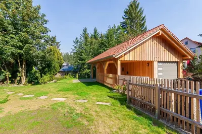 Ein Garten an der Unterkunft Ferienhaus Lauwenhaus mit Sauna und eingezäunten Garten