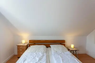 Ein Bett oder Betten in einem Zimmer der Unterkunft Ferienhaus Lauwenhaus mit Sauna und eingezäunten Garten