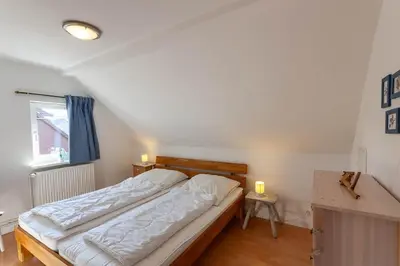 Ein Bett oder Betten in einem Zimmer der Unterkunft Ferienhaus Lauwenhaus mit Sauna und eingezäunten Garten