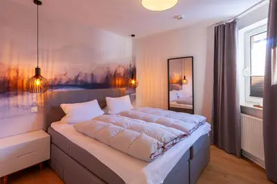 Ein Bett oder Betten in einem Zimmer der Unterkunft Ferienwohnung Liftquartier mit Kamin und Balkon