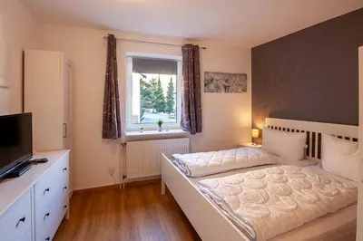Ein Bett oder Betten in einem Zimmer der Unterkunft Ferienwohnung Wurmbergziel mit Balkon