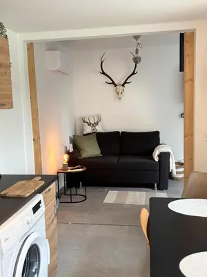Ein Sitzbereich in der Unterkunft Tiny House Am Goldbach