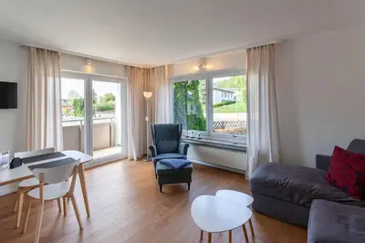 Ein Sitzbereich in der Unterkunft Ferienwohnung Auf dem Hügel mit Balkon