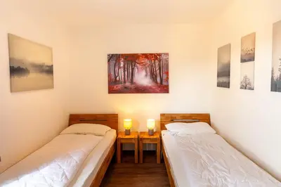 Ein Bett oder Betten in einem Zimmer der Unterkunft Ferienwohnung Tönjes am Kurpark mit Balkon