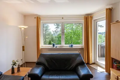 Ein Sitzbereich in der Unterkunft Ferienwohnung Tönjes am Kurpark mit Balkon