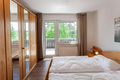 Ein Bett oder Betten in einem Zimmer der Unterkunft Ferienwohnung Tönjes am Kurpark mit Balkon