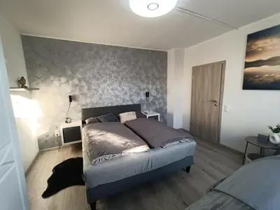 Ein Bett oder Betten in einem Zimmer der Unterkunft HARZ-PFOTE familien- und hundefreundliche Ferienwohnung