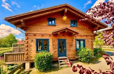 Das Gebäude in dem sich das Ferienhaus befindet