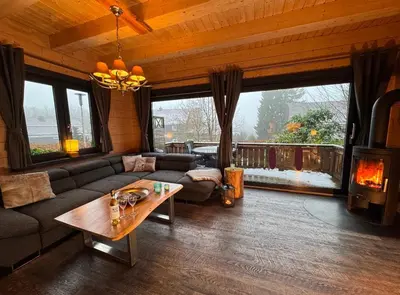 Ein Sitzbereich in der Unterkunft Harz-Blockhaus, 4 und 5 Sterne, Sauna - und Kamin - KH