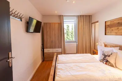 Ein Bett oder Betten in einem Zimmer der Unterkunft Ferienwohnung Waldfrieden 3 mit Dachterrasse und Grill