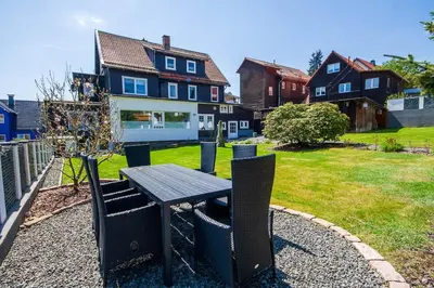 Ein Garten an der Unterkunft Ferienwohnung Waldfrieden 1 mit Garten und Grill