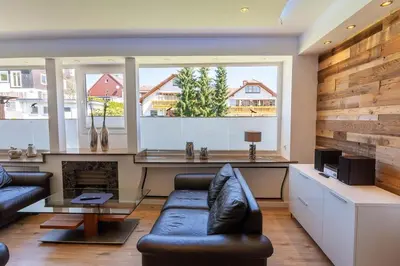 Ein Sitzbereich in der Unterkunft Ferienwohnung Waldfrieden 1 mit Garten und Grill