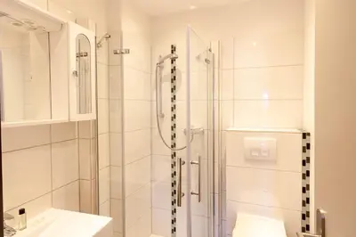 Ein Badezimmer in der Unterkunft Ferienwohnung Waldfrieden 1 mit Garten und Grill