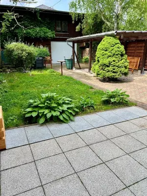 Ein Garten an der Unterkunft Elegantes Ferienquartier in der Altstadt mit Terrasse, Kamin und E-Bikes für die perfekte Auszeit