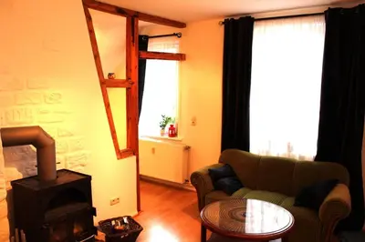 Ein Sitzbereich in der Unterkunft WaldFried - zentral gelegen, Kamin, WLAN, TV
