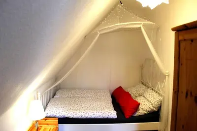 Ein Bett oder Betten in einem Zimmer der Unterkunft WaldFried - zentral gelegen, Kamin, WLAN, TV
