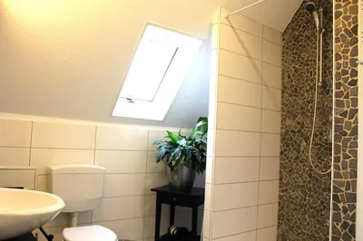 Ein Badezimmer in der Unterkunft WaldFried - zentral gelegen, Kamin, WLAN, TV
