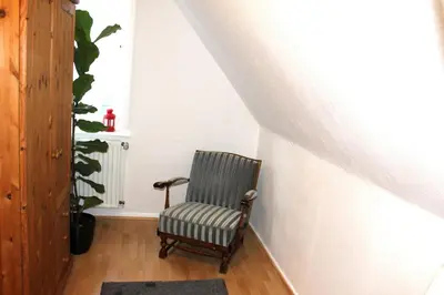 Ein Sitzbereich in der Unterkunft WaldFried - zentral gelegen, Kamin, WLAN, TV