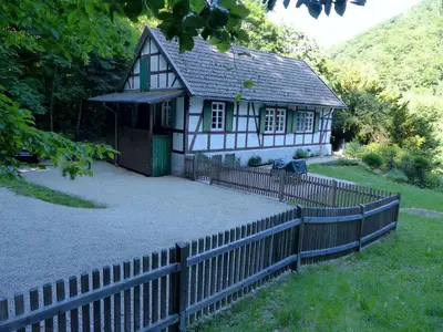 Das Gebäude in dem sich das Ferienhaus befindet