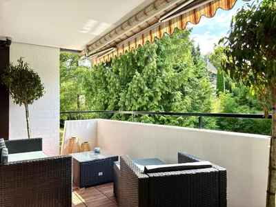 Ein Balkon oder eine Terrasse in der Unterkunft HyggeLiving - DELUXE - 90qm - Balkon - Gartenblick - 55 Zoll TV - Boxspringbetten - Hunde - Kinder - Fahrradkeller
