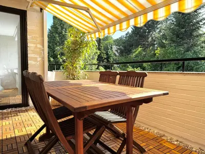 Ein Balkon oder eine Terrasse in der Unterkunft HyggeLiving - DELUXE - 90qm - Balkon - Gartenblick - 55 Zoll TV - Boxspringbetten - Hunde - Kinder - Fahrradkeller