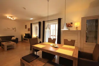 Ein Sitzbereich in der Unterkunft Ferienwohnung Kortum mit Balkon