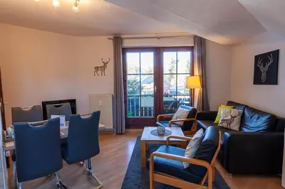 Ein Sitzbereich in der Unterkunft Ferienwohnung Bergblick mit Balkon