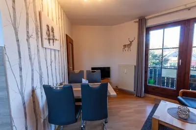 Ein Sitzbereich in der Unterkunft Ferienwohnung Bergblick mit Balkon