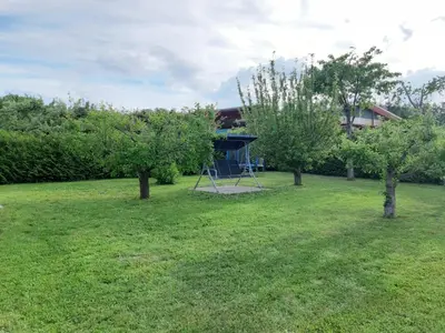 Ein Garten an der Unterkunft Ferienhaus LeBen