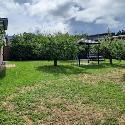Ein Garten an der Unterkunft Ferienhaus LeBen